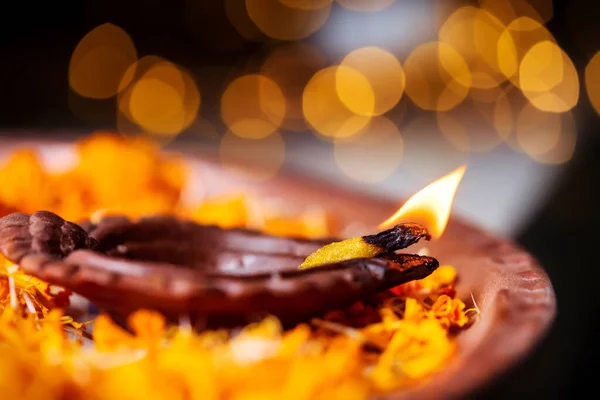Diwali Diya Масляная Глиняная Лампа Красиво Украшена Цветами Случаю Праздника — стоковое фото