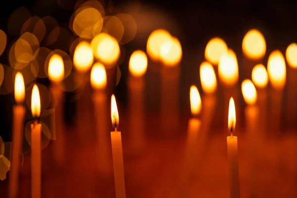 Diwali Festivali gecesi ışık saçan güzel bir mum grubu. Tatil, bayram kutlaması, Hanuka, Noel, kilise, tapınak ritüeli.