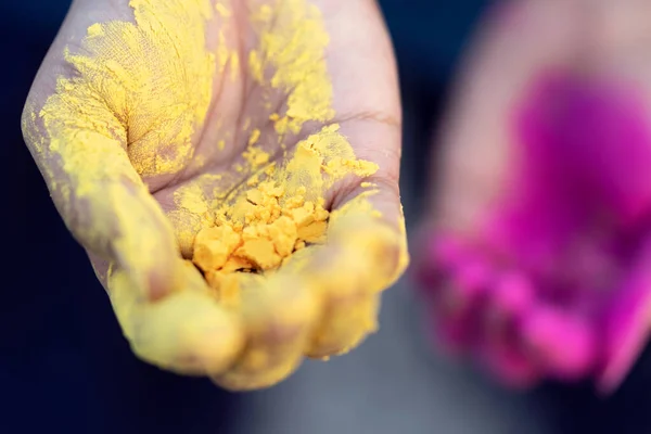 Hintli kadın elleri parlak sarı holi tozu ve pembe gulal ile kaplıydı. Mutlu Holi hisse senedi geçmişi kutluyor ve diliyor.