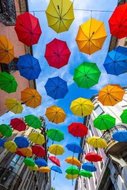 16 AUG 2019 - Gap, Hautes-Alpes, Fransa - Renkli şemsiyeler
