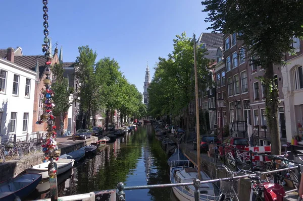 Casas Tradicionais Canal Cadeados Acorrentados Ponte Amesterdão Países Baixos — Fotografia de Stock