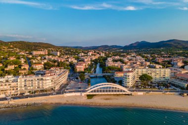 Fransız Rivierası 'ndaki (Güney Fransa' nın güneyi) Sainte-Maxime limanı ve ünlü köprüsünün havadan görünüşü)