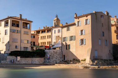 Saint-Tropez, Var, Fransa - La Ponche yakınlarındaki deniz cephesi (Uzun pozlama)