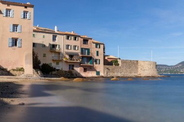 Saint-Tropez, Var, Fransa - La Ponche yakınlarındaki deniz cephesi (Uzun pozlama)