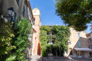 Saint-Tropez, Var, Fransa - Sessiz bir meydan (Place de l 'ormeau)