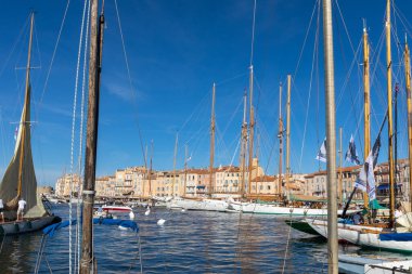 05 OCT 2019 - Saint-Tropez, Var, Fransa - 'Les Voiles de Saint-Tropez' yat yarışlarının 2019 sayısında limanda yelkenliler