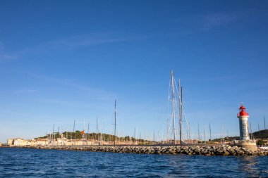 05 OCT 2019 - Saint-Tropez, Var, Fransa - 'Les Voiles de Saint-Tropez' yat yarışlarının 2019 sayısında limanda yelkenli direkleri