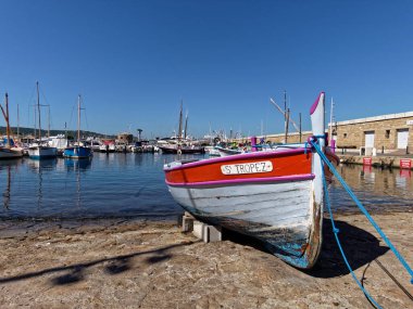 Saint-Tropez Limanı 'nda balıkçılar havlıyor - Fransız Rivierası, Fransa