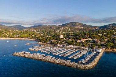 Fransız Rivierası 'ndaki Les Issambres limanının hava manzarası (Fransa' nın güneyi))