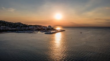 Fransız Rivierası 'ndaki Sainte-Maxime limanının hava manzarası (Fransa' nın güneyi))