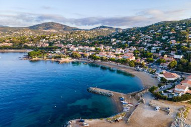 Fransız Rivierası 'ndaki Les Issambres plajının hava manzarası (Fransa' nın güneyi))