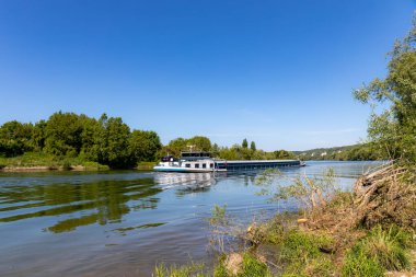 Giverny, Fransa yakınlarındaki Seine Nehri 'ne giden bir mavna.