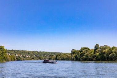 La Roche-Guyon, Val d 'Oise, Fransa yakınlarındaki Seine Nehri' ne giden bir mavna.