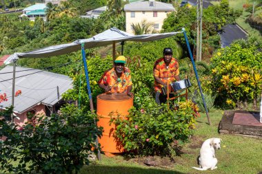 09 Ocak 2020 - St George 's, Grenada, Batı Hint Adaları - Çelik Tencere Oynayan Müzisyenler