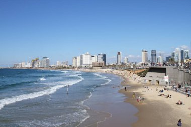 04 MAR 2017 - TEL AVIV, ISRAEL - Tel Aviv sahilindeki insanlar