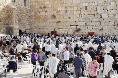 JERUSALEM, ISRAEL - 27 Şubat 2017 - Batı duvarında namaz kılan Yahudiler