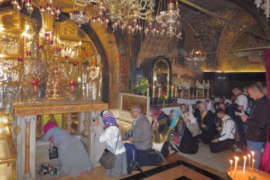JERUSALEM, ISRAEL - 26 Şubat 2017 Kutsal Mezar Kilisesi 'ndeki Hristiyan Hacılar