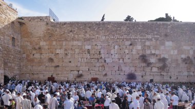 JERUSALEM, ISRAEL - 26 Şubat 2017 - Batı duvarında namaz kılan Yahudiler