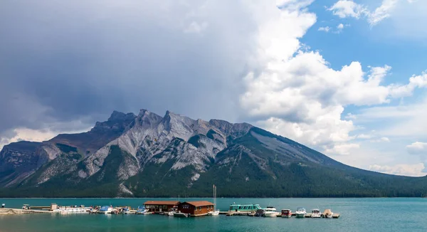 Озеро Мінневана Банф Банф Альберта Канада — стокове фото