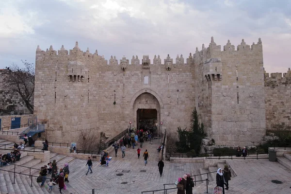 Jerusalem Israel Feb 2017 Personas Caminando Hacia Puerta Damasco — Foto de Stock