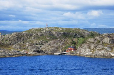 Norveç 'teki kayalık bir adada ıssız bir ev.