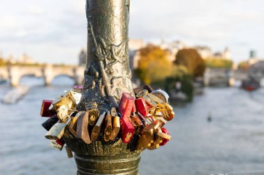 Paris, Fransa 'da bir köprüde aşk romanı