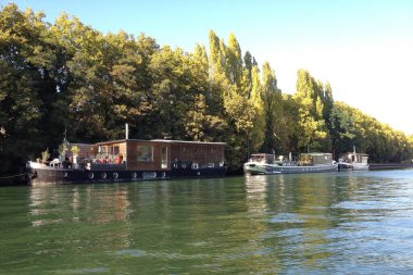 Sen Nehri 'ndeki yüzen evler - Paris - Fransa