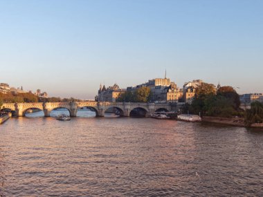 Seine nehri üzerindeki ay ve Paris şehir merkezi - Paris, Fransa