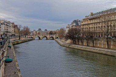 Cite Adası yakınlarındaki Sen Nehri - Paris, Fransa