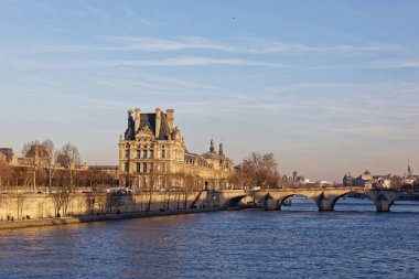 Louvre Sarayı Seine nehri yakınında - Paris, Fransa