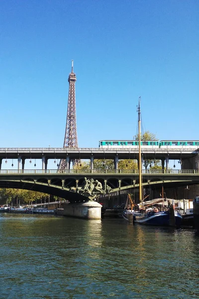 Puente Bir Hakeim Torre Eiffel París Francia — Foto de Stock