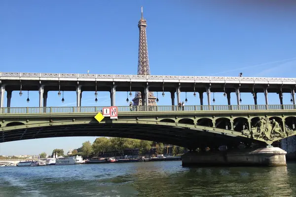 Puente Bir Hakeim Torre Eiffel París Francia — Foto de Stock