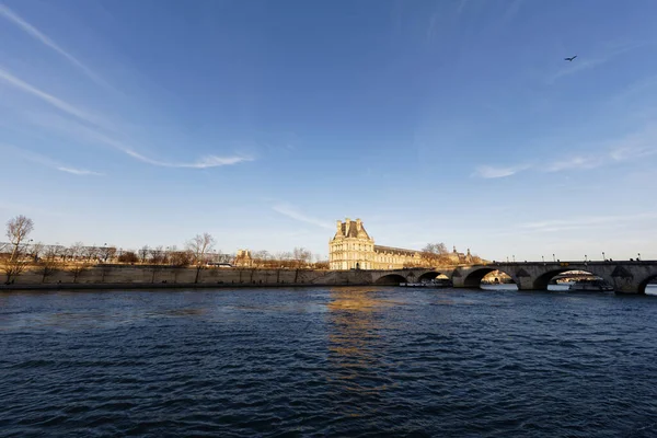 Louvre Palace River Seine Париж Франция — стоковое фото
