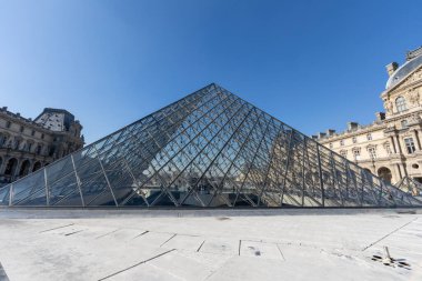 Paris, Fransa - Louvre Sarayı ve Piramidi