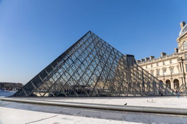 Paris, Fransa - Louvre Sarayı ve Piramidi