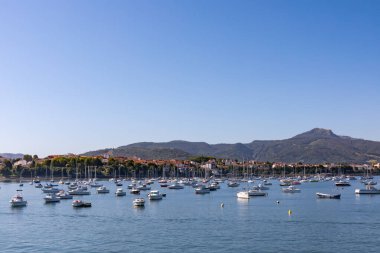 Bidasoa Nehri - Hendaye şehrine ve limandan Penas de Aya Moutain - Bask Ülkesi, Fransa ve İspanya