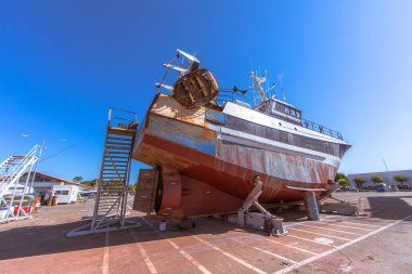 Hendaye Limanı 'ndaki eski balıkçı teknesi - Hendaye, Bask Ülkesi, Fransa