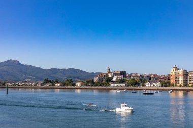 Fuentarrabia, Bask Bölgesi, İspanya - Bidassoa Nehri 'nin Fransız tarafından köye bakın
