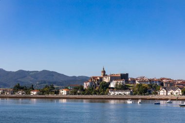 Fuentarrabia, Bask Bölgesi, İspanya - Bidassoa Nehri 'nin Fransız tarafından köye bakın