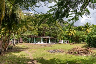Saint Vincent, Saint Vincent ve Grenadines - Wallilabou Körfezi 'nde terk edilmiş bir ev