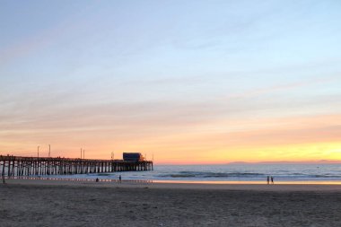 Günbatımında Newport Sahili İskelesi - ABD