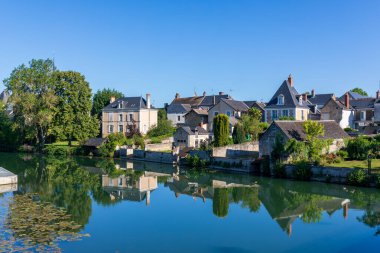 Loir Nehri üzerindeki Vaas köyü - Sarthe, Fransa