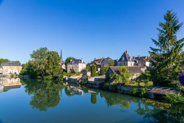 Loir Nehri üzerindeki Vaas köyü - Sarthe, Fransa