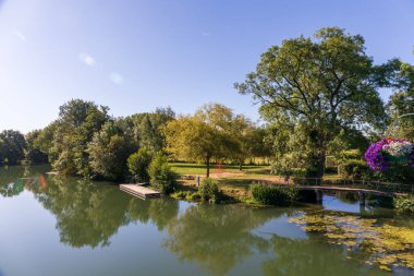 Loir Nehri üzerindeki Vaas köyü - Sarthe, Fransa