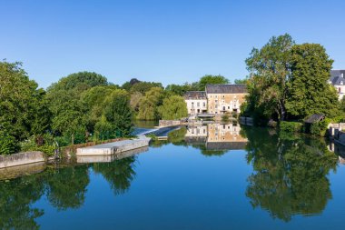 Loir Nehri üzerindeki Vaas köyü - Sarthe, Fransa