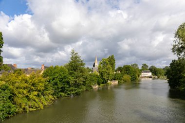 Nogent-sur-Loir 'deki Loir Nehri, Sarthe, Fransa