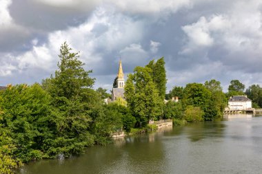 Nogent-sur-Loir 'deki Loir Nehri, Sarthe, Fransa