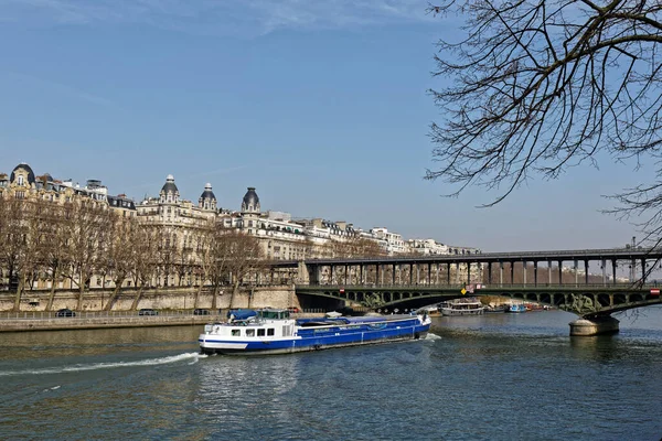 法国巴黎塞纳河Bir Hakeim桥下的河船 — 图库照片