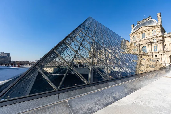 Paris, Fransa - Louvre Sarayı ve Piramidi
