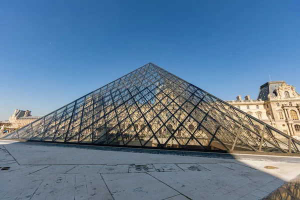 Paris, Fransa - Louvre Sarayı ve Piramidi